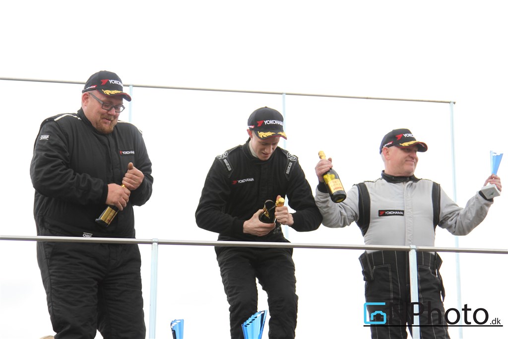 Podiet i heat 2 – Jonas Lynge foran Brian Johannesen og Carsten Rasmussen, som lidt for sent opdagede at de 2 andre havde gang i at åbne champagnen
(Foto: CNPhoto)